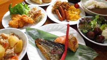 Se ofrece un desayuno bufé (900 JPY por persona)