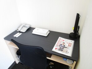 Escritorio, cortinas blackout, wifi gratis y ropa de cama