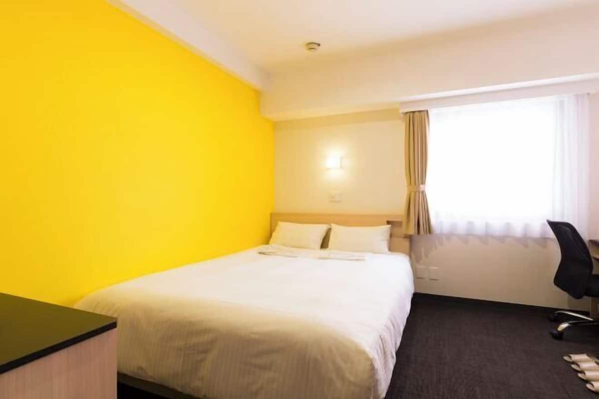 Desk, blackout curtains, free WiFi, bed sheets