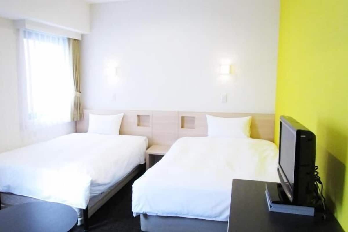 Desk, blackout drapes, free WiFi, bed sheets