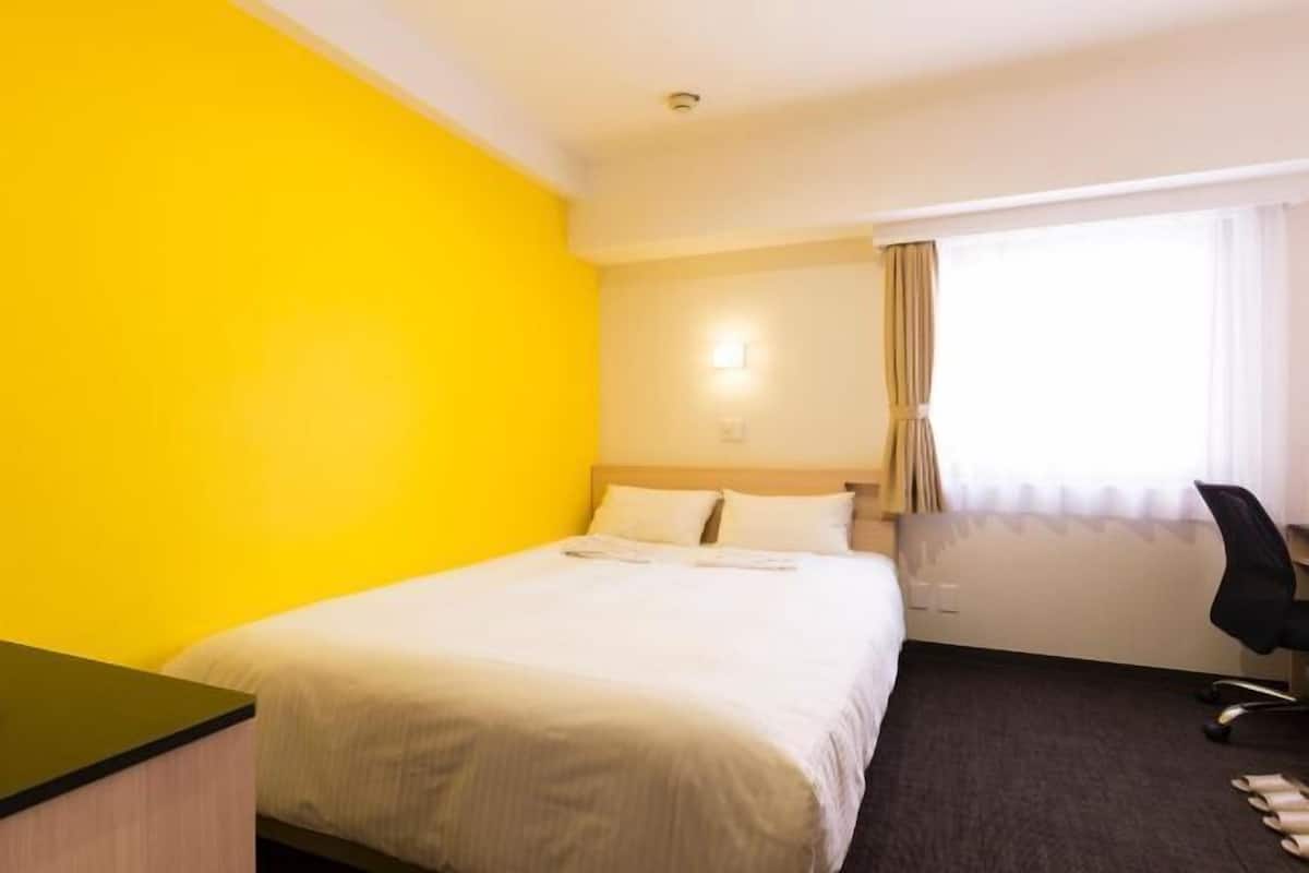 Desk, blackout curtains, free WiFi, bed sheets