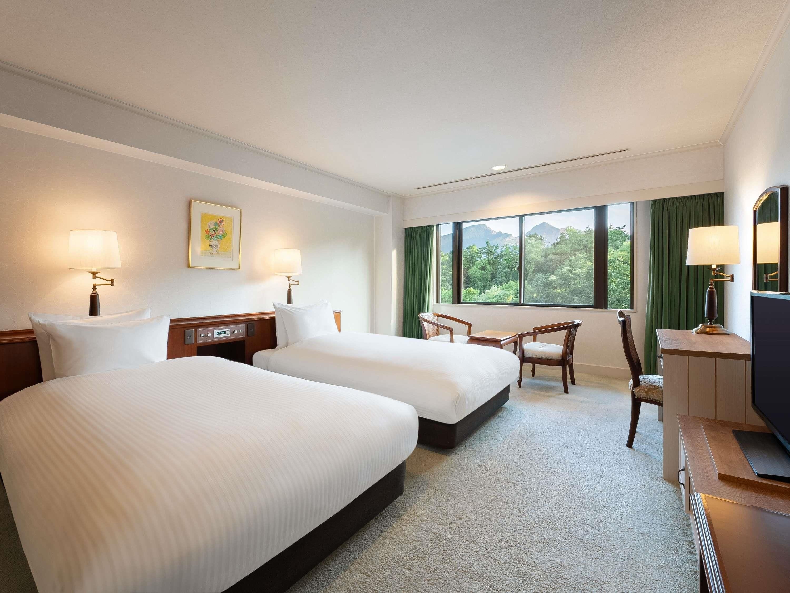 デラックス スイート ベッド (複数台) | 羽毛の掛け布団、セーフティボックス (室内)、デスク、防音設備