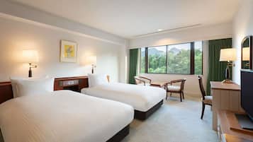 Suite Deluxe, varias camas | Edredón, caja de seguridad en la habitación y escritorio