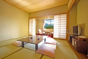 Edredones de plumas, caja fuerte, escritorio y sistema de insonorización