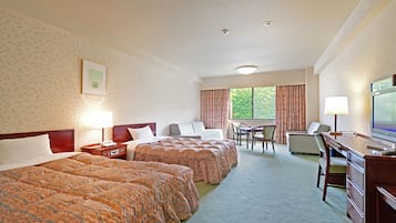 Down comforters, in-room safe, desk, soundproofing