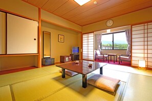 羽絨被、房內夾萬、書桌、隔音
