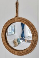 Ropa de cama hipoalergénica y tabla de planchar con plancha