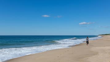 En la playa, camastros, sombrillas y toallas de playa