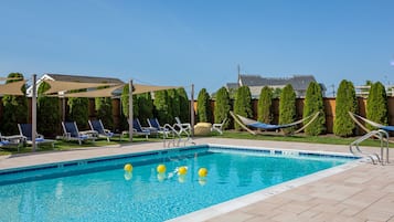 Außenpool (je nach Saison geöffnet), Liegestühle