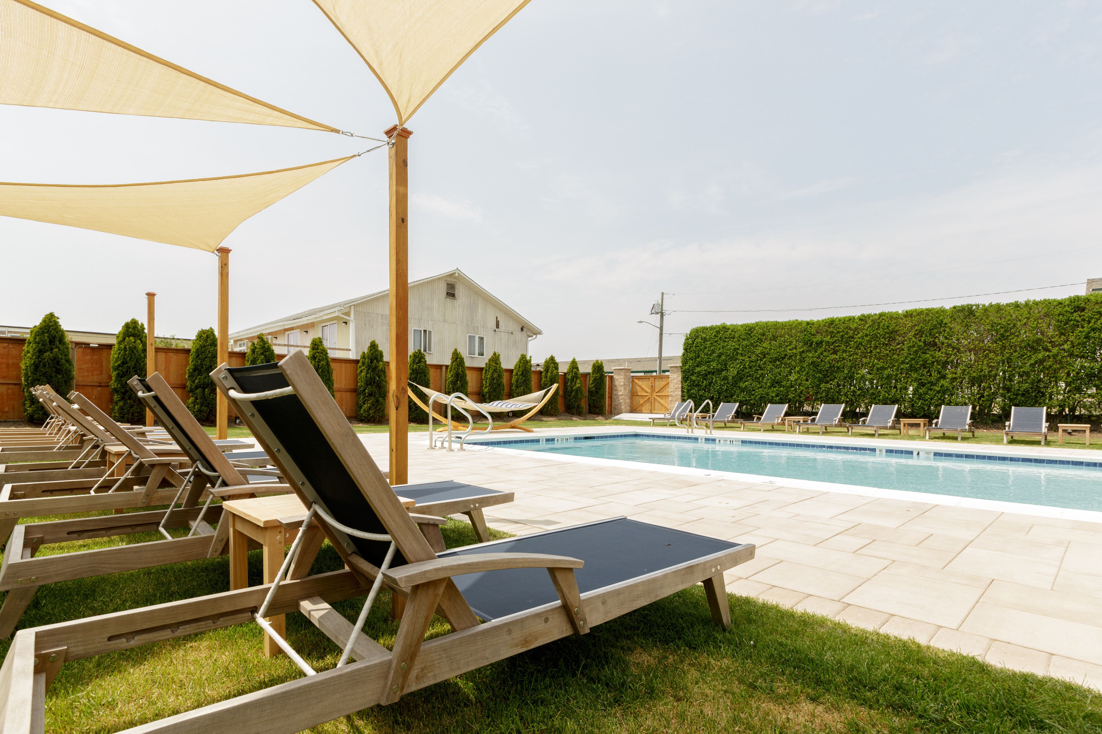 حمّام سباحة خارجي موسمي، مقاعد للتشمس