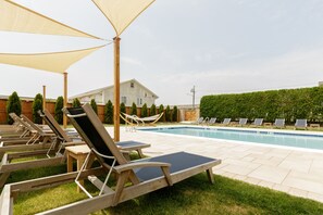 Piscine extérieure (ouverte en saison), chaises longues