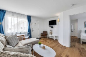 Suite, 1 cama Queen size (with Spa Bath) | Área de sala de estar | Televisión LCD 