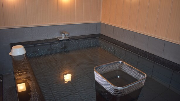 A hot tub with a metal tray, a white bowl, and a faucet. - Hotel Crown Hills Toyokawa (Toyokawa)