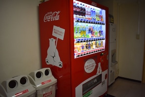 Vending machine - Hotel Crown Hills Toyokawa (Toyokawa)