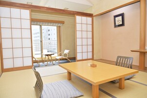 和室（禁煙、白水亭・碧水亭、8畳） | セーフティボックス (室内)、アイロン / アイロン台、WiFi (無料)、ベッドシーツ