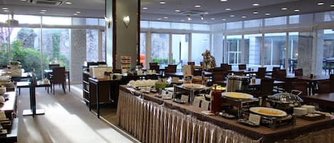 Daily buffet breakfast (JPY 2400 per person)