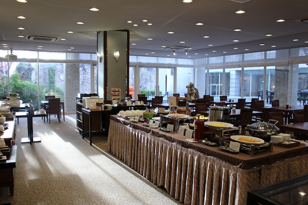 Desayuno buffet diario (JPY 2400 por persona)