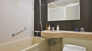Une salle de bain avec une baignoire, un lavabo, des toilettes et un miroir.