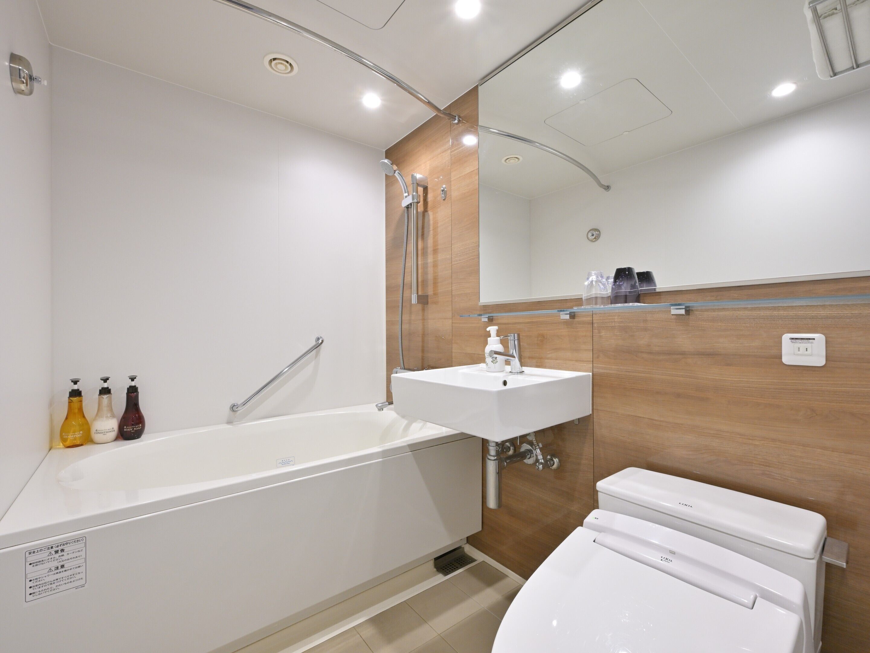 Un baño moderno con una bañera, un lavabo y un inodoro.