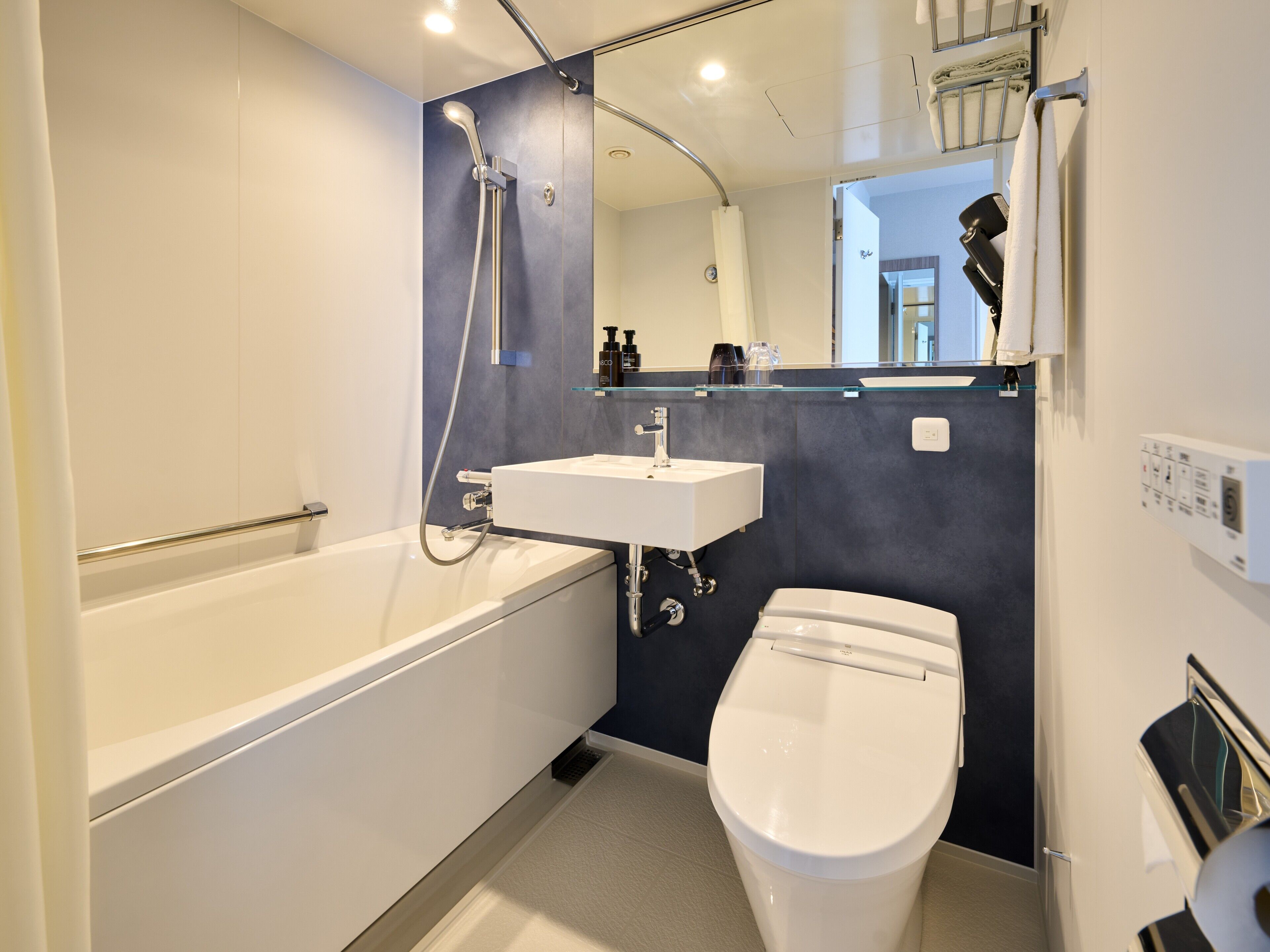 Un baño moderno con bañera, inodoro y lavabo.
