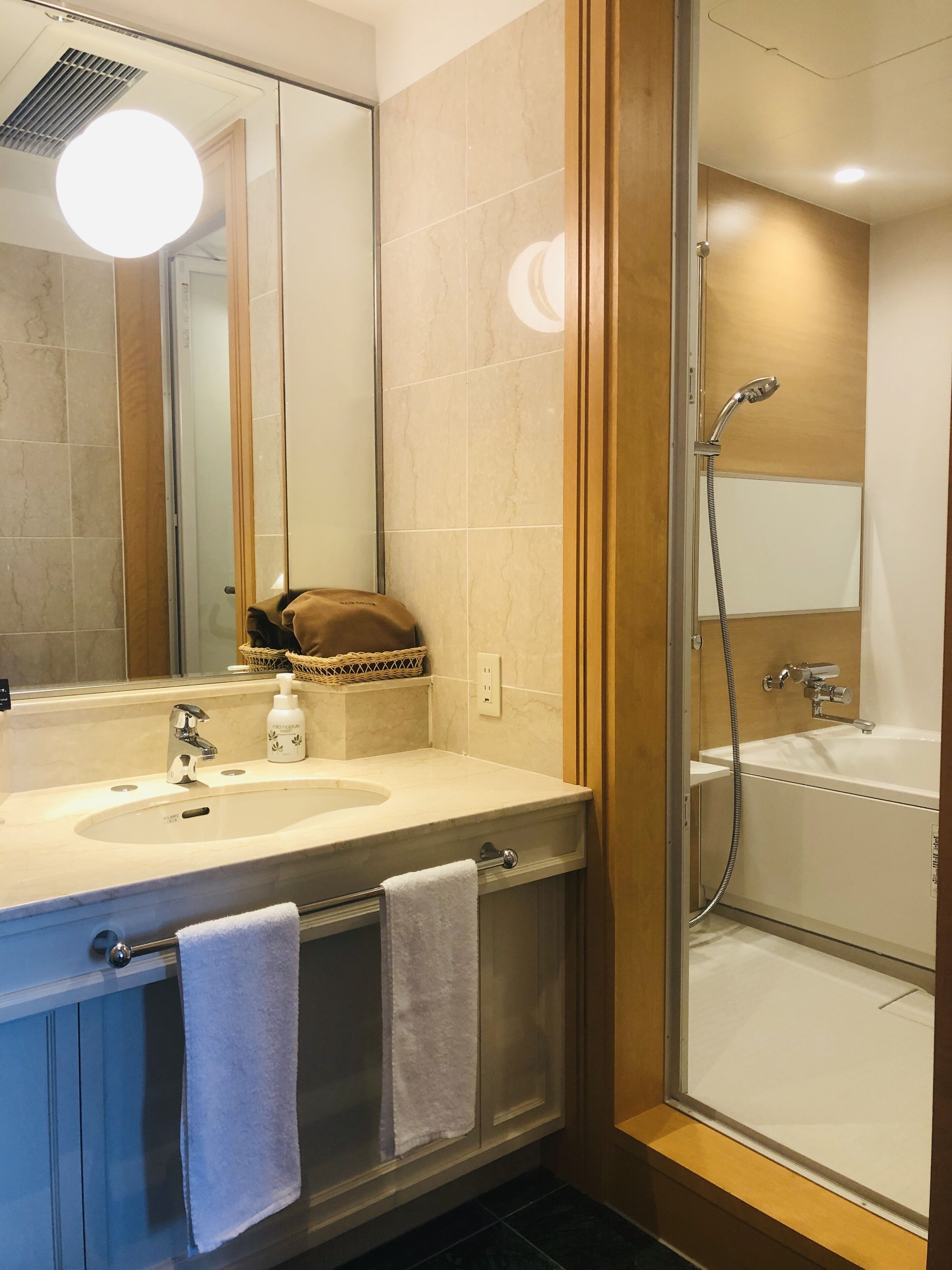 combined shower/bathtub, free toiletries, hair dryer, slippers