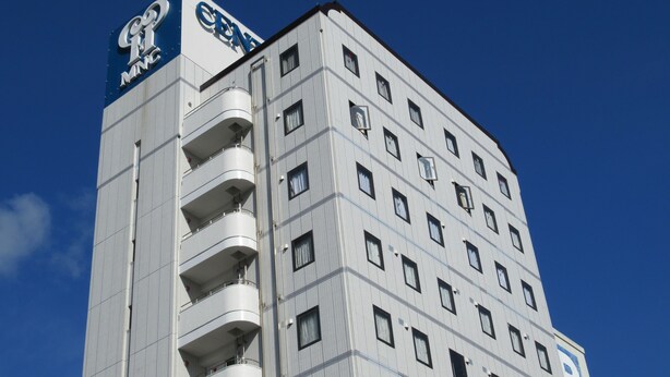Een meerlaags hotel met een opvallend bord met daarop 