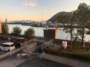 مكتب وواي فاي مجانًا وملاءات أسرّة