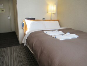 Escritorio, wifi gratis, ropa de cama