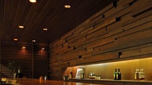 Eine Bar mit einer Holztresen und Sitzplätzen.