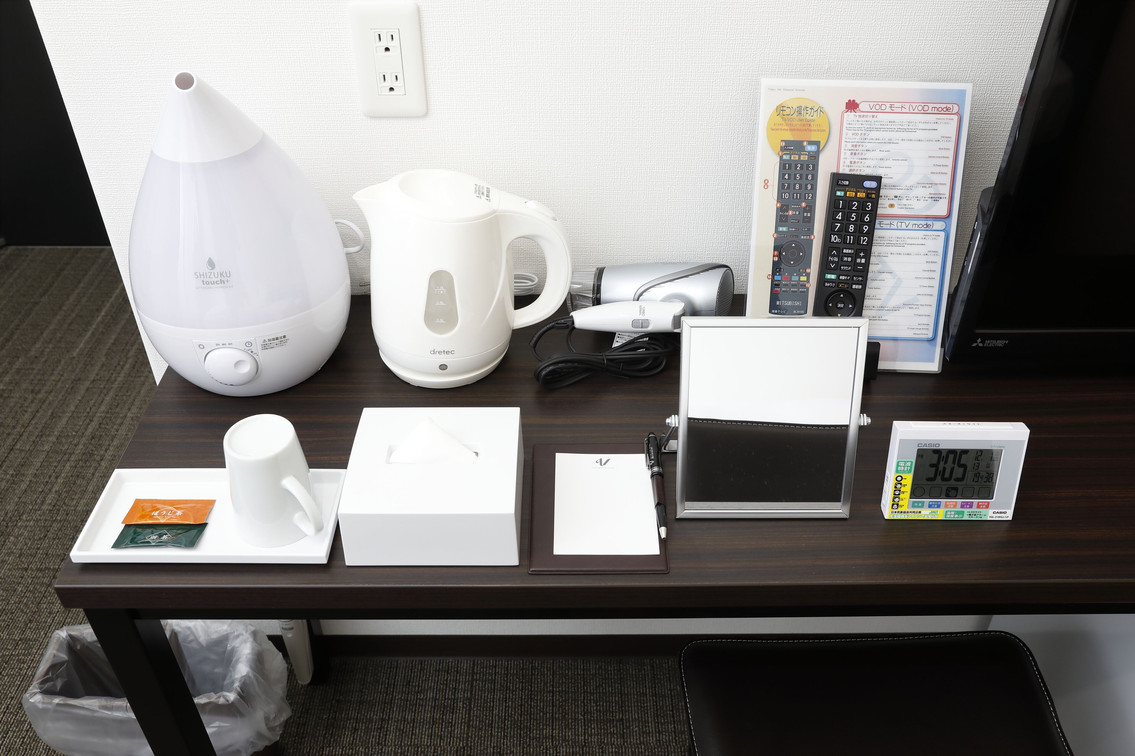 desk, free wifi, bed sheets