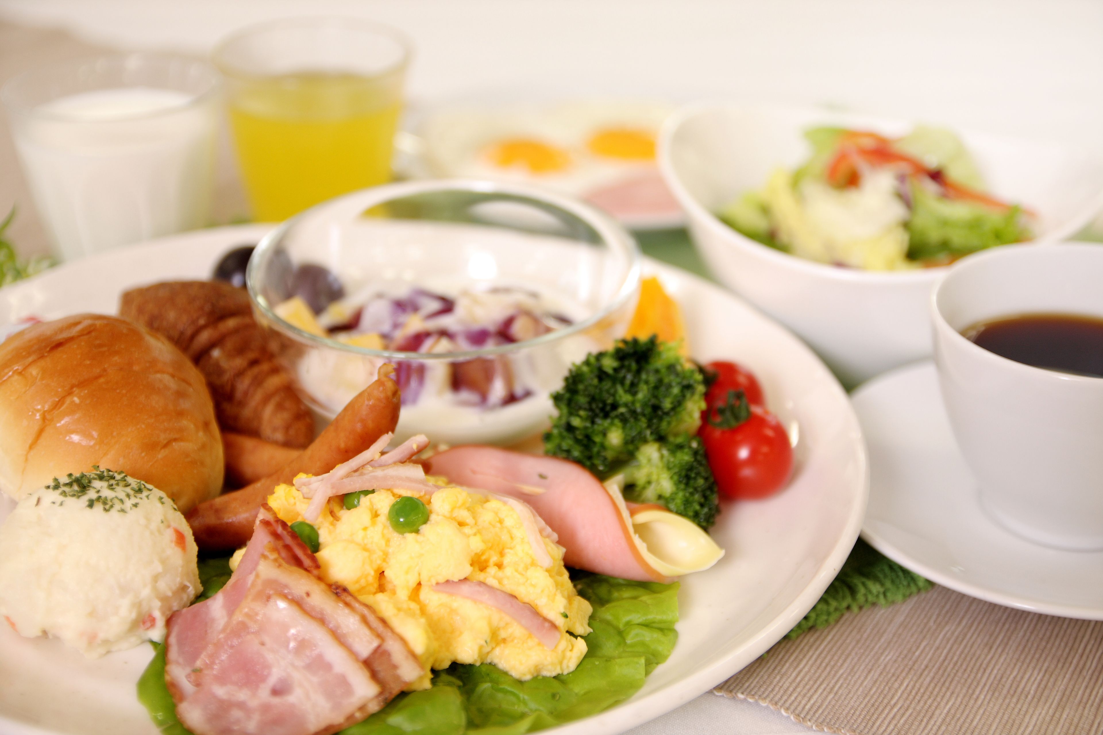 Un plato de desayuno con huevos, jamón y verduras.