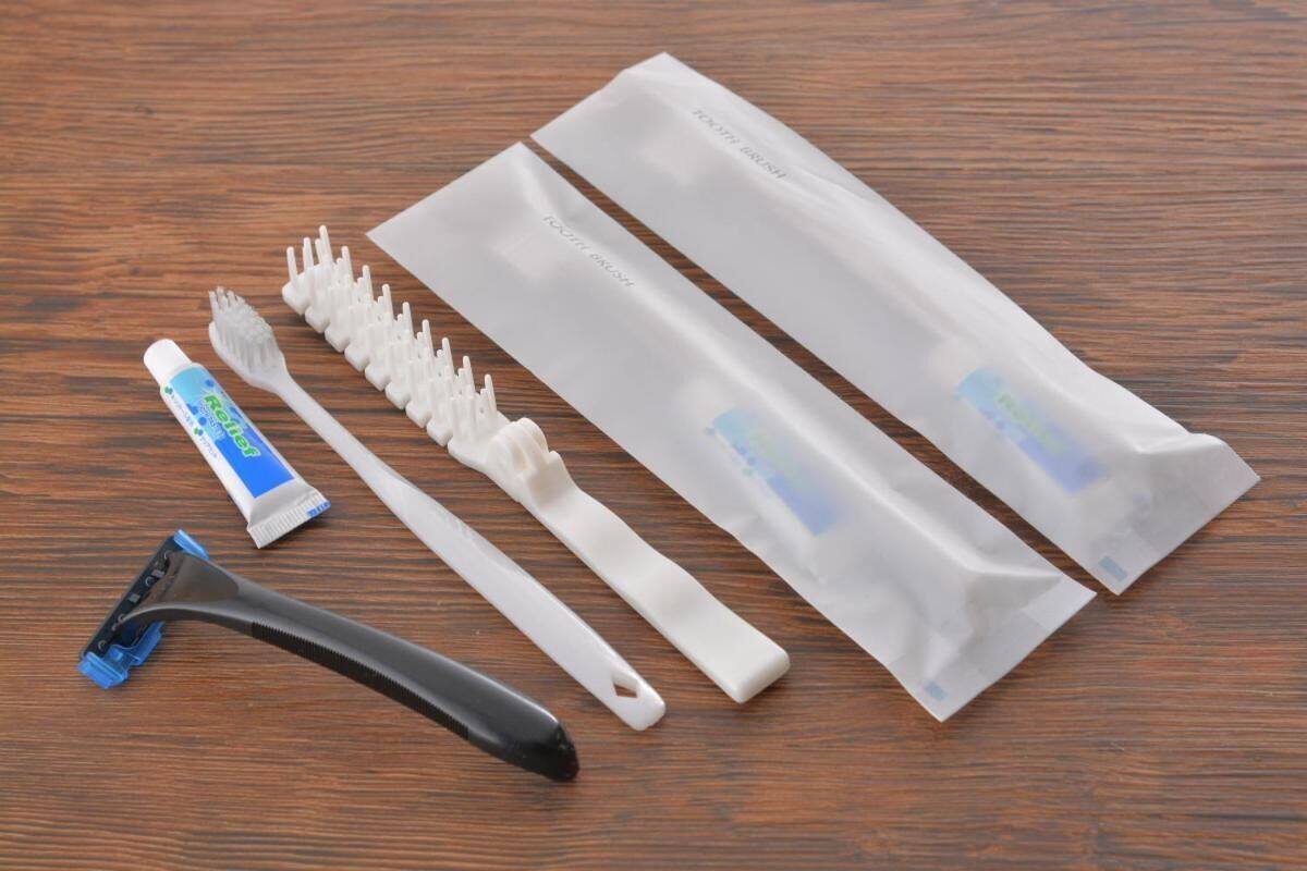 combined shower/bathtub, free toiletries, hair dryer, slippers