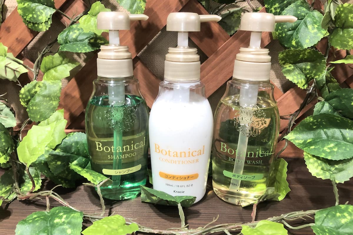 combined shower/bathtub, free toiletries, hair dryer, slippers