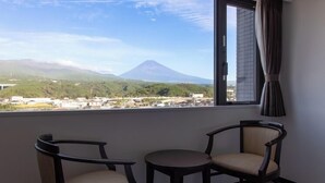 A room with a view of a mountain, two chairs, and a small table. - Just ONE (Susono)