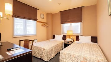 Habitación de hotel con dos camas, un escritorio, una silla, un reloj y una ventana con cortinas.