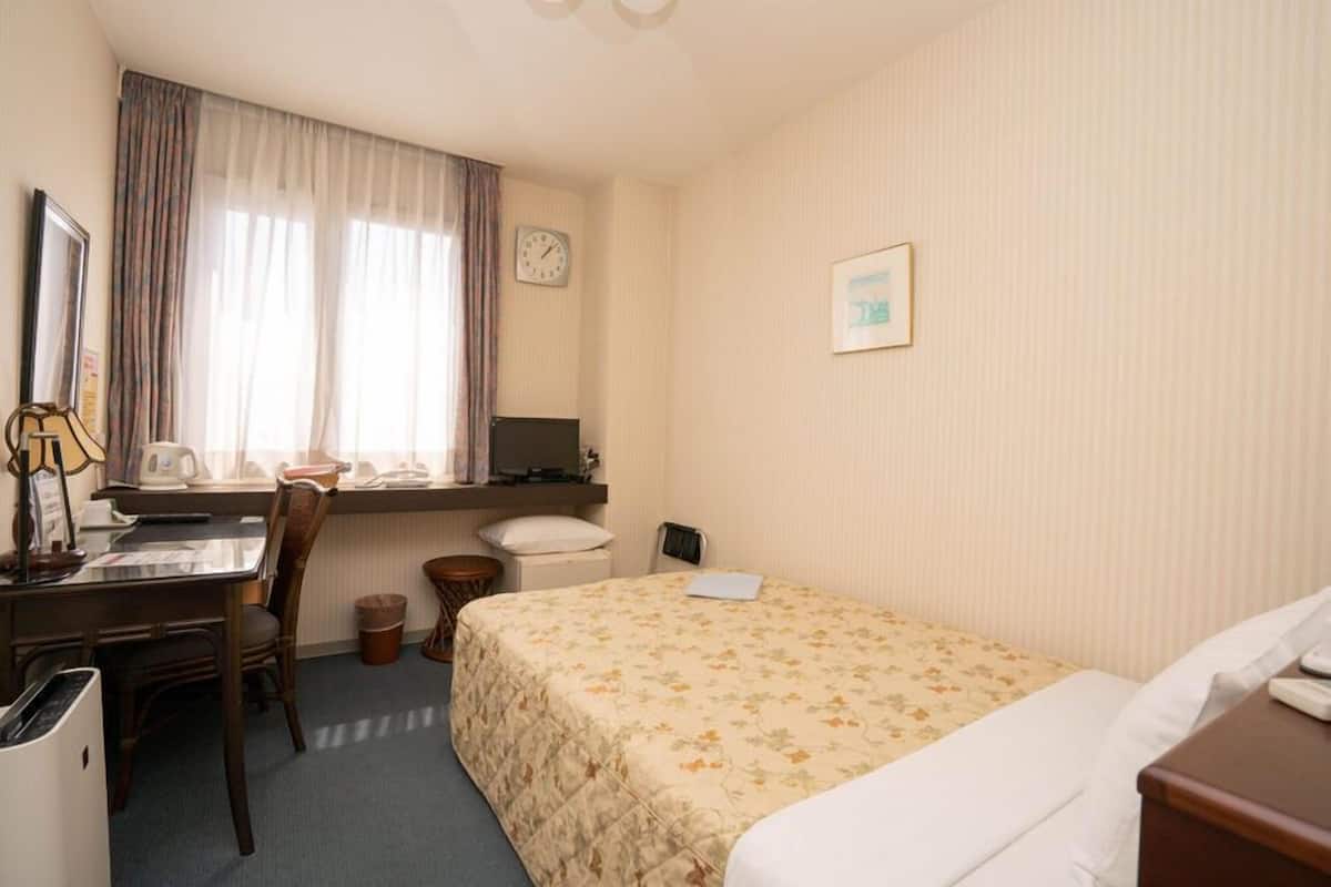 WiFi (free), bed sheets