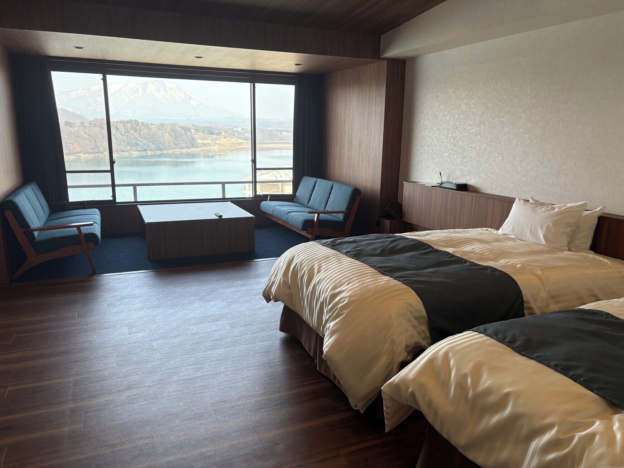 Quarto duplo, vista para o lago | Frigobar, Wi-Fi de cortesia, roupa de cama