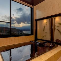 Deluxe Room, Non Smoking, Lake View | Bathroom