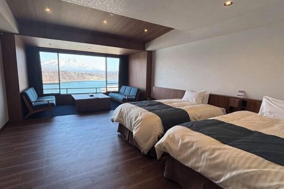 Minibar, free WiFi, bed sheets