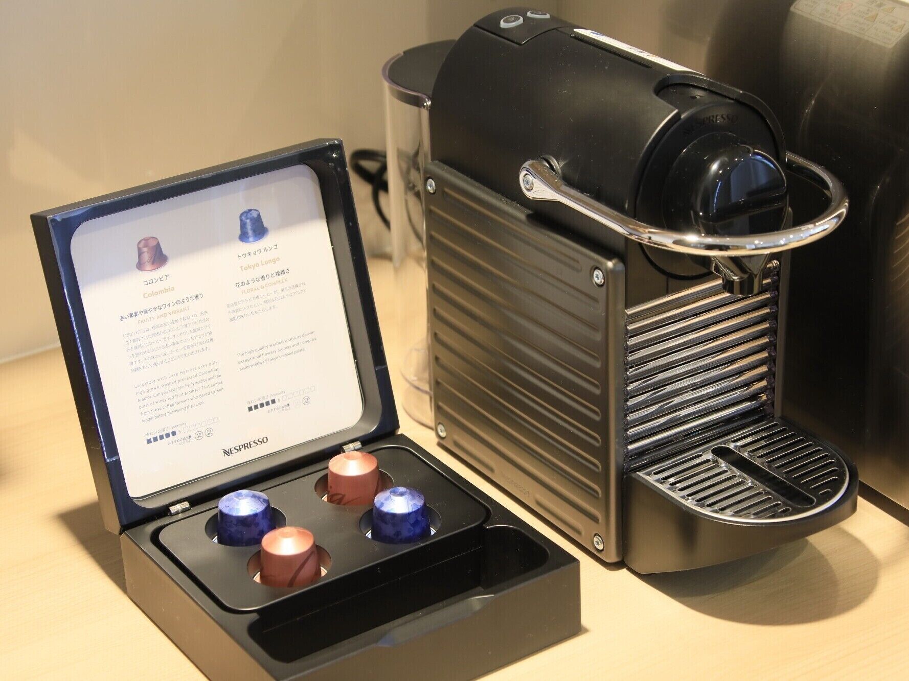 Eine Kaffeemaschine mit manuellem Kaffeemühle und Bedienfeld.