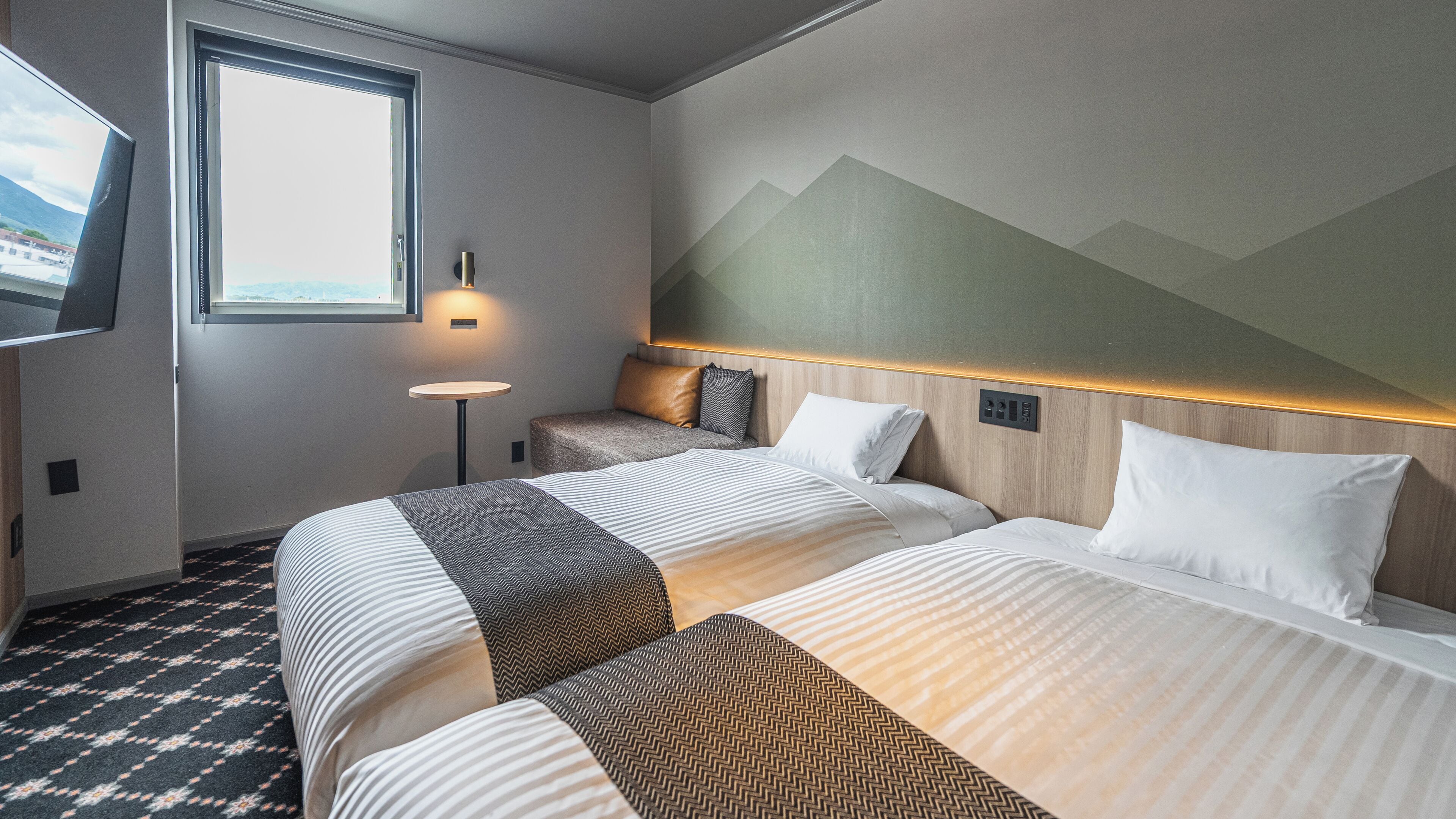 Superior Twin kamer, uitzicht op bergen | Pillowtop-bedden, een bureau, een laptopwerkplek