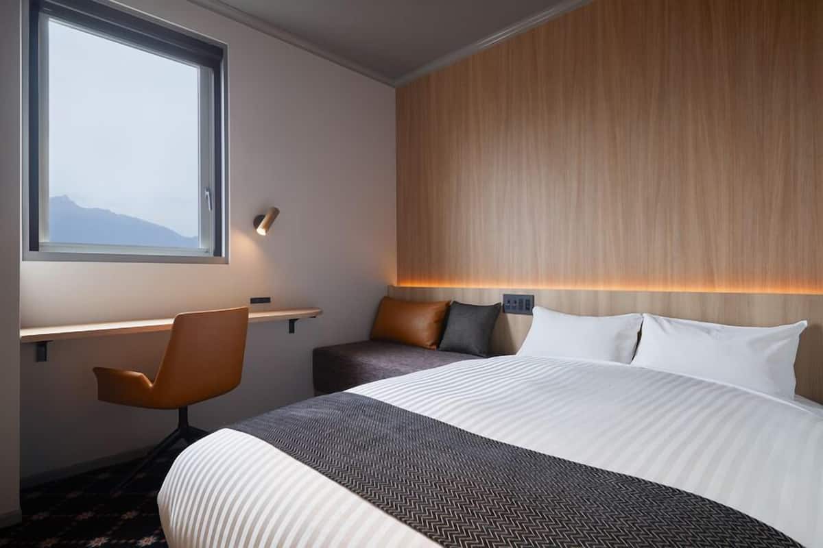 Cortinas blackout, insonorización y tabla de planchar con plancha