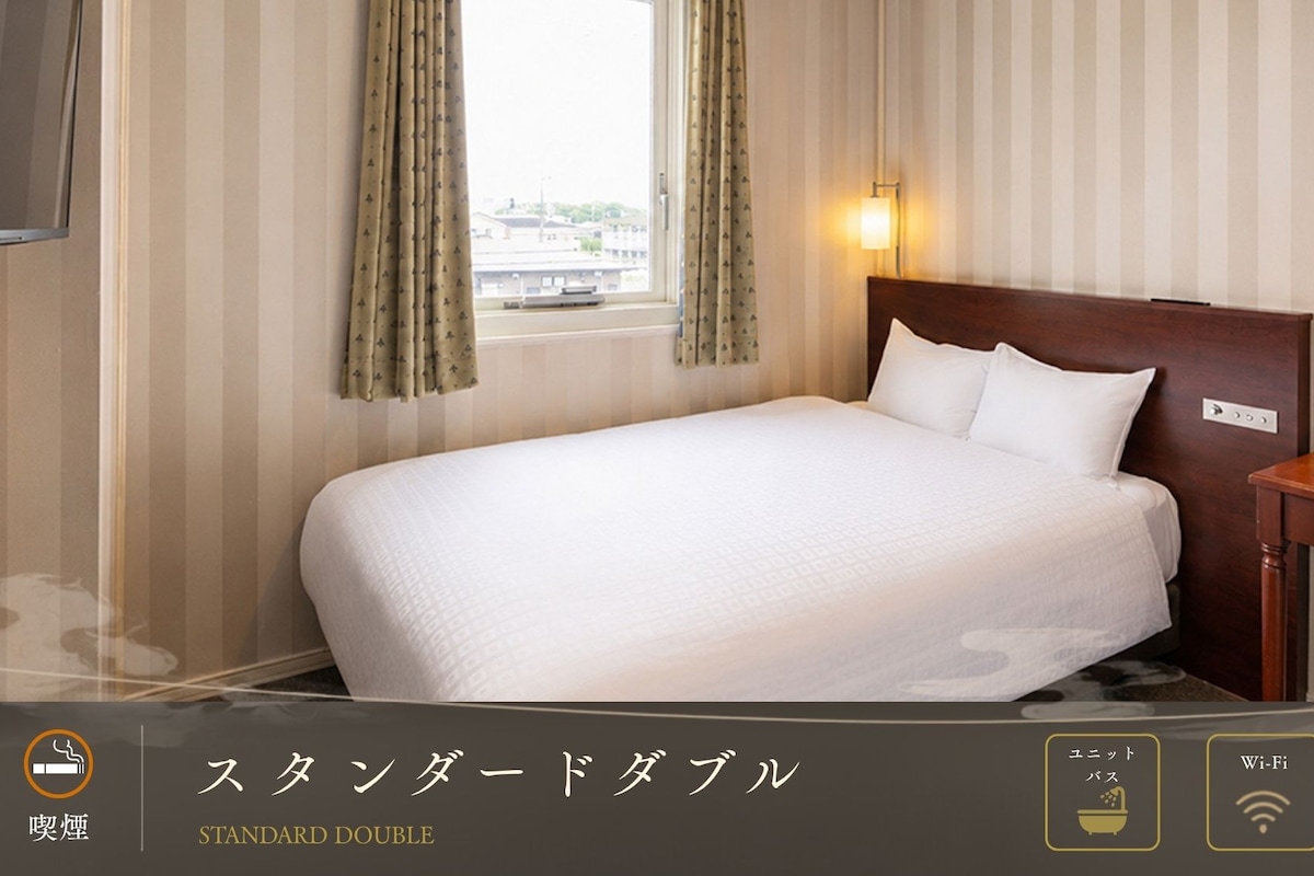 Pillowtop beds, desk, laptop workspace, blackout drapes