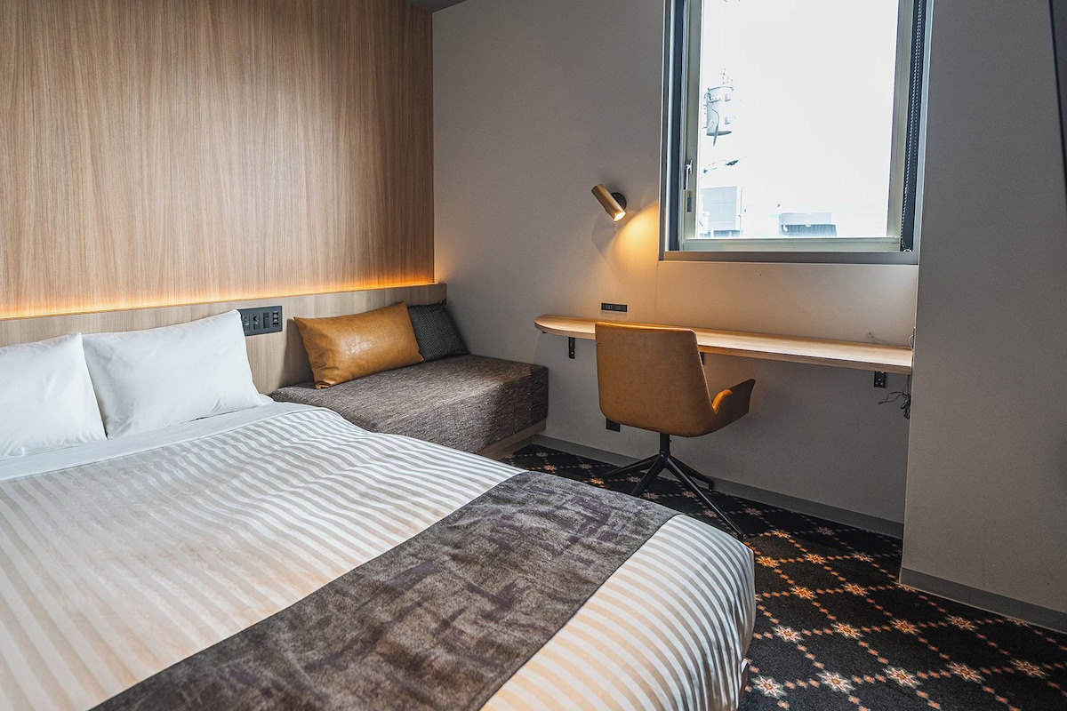 Pillowtop beds, desk, laptop workspace, blackout drapes