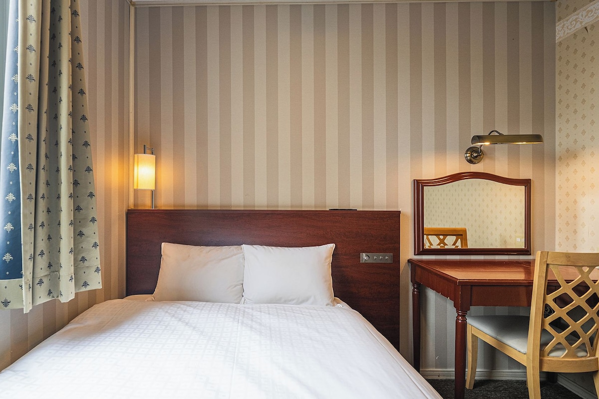 Pillowtop beds, desk, laptop workspace, blackout drapes