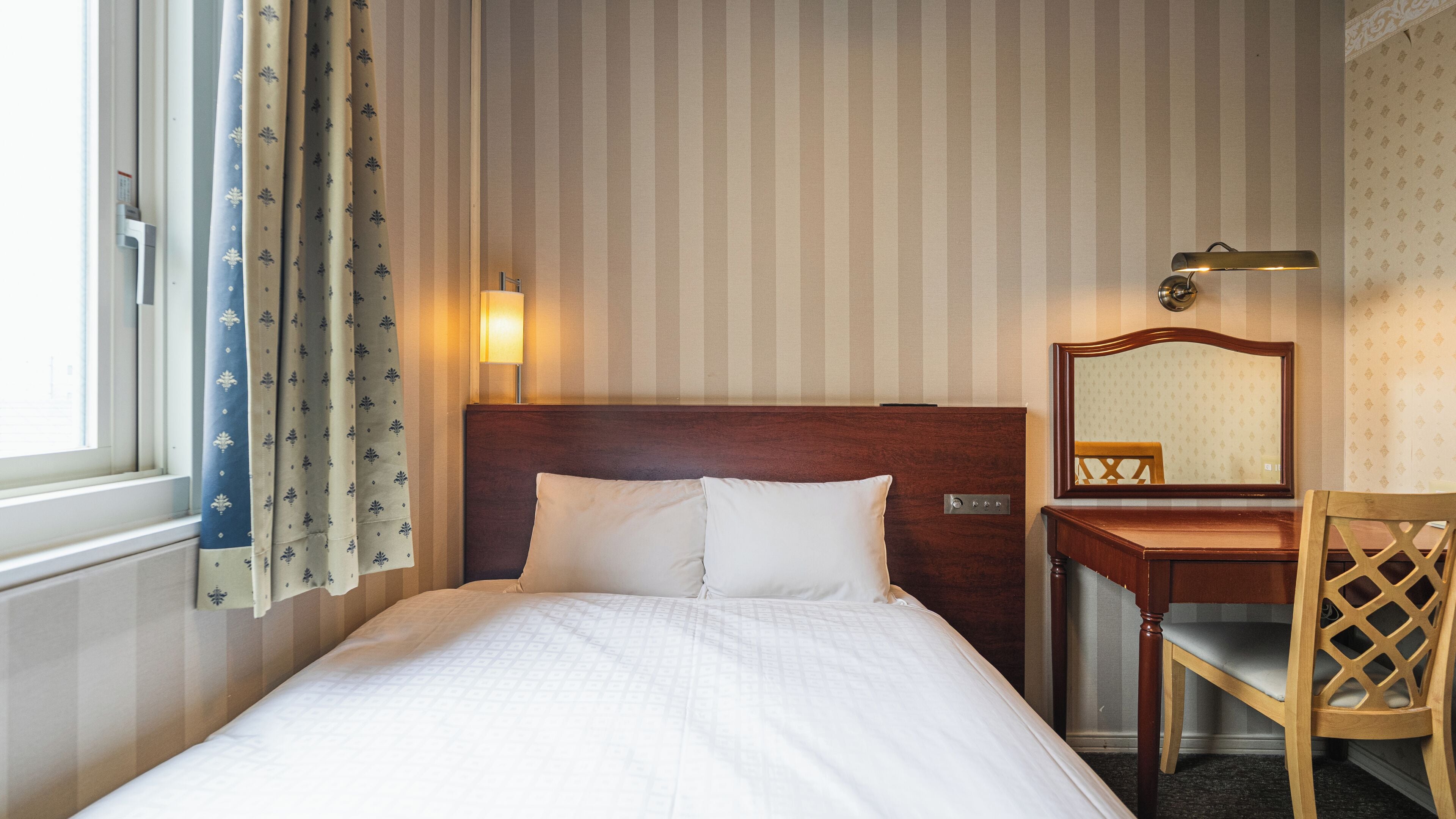 Pillowtop-bedden, een bureau, een laptopwerkplek