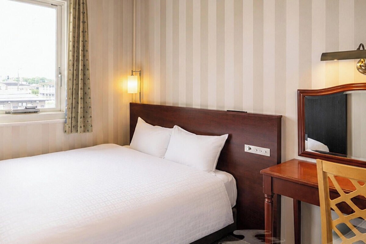 Pillow-top beds, desk, laptop workspace, blackout curtains