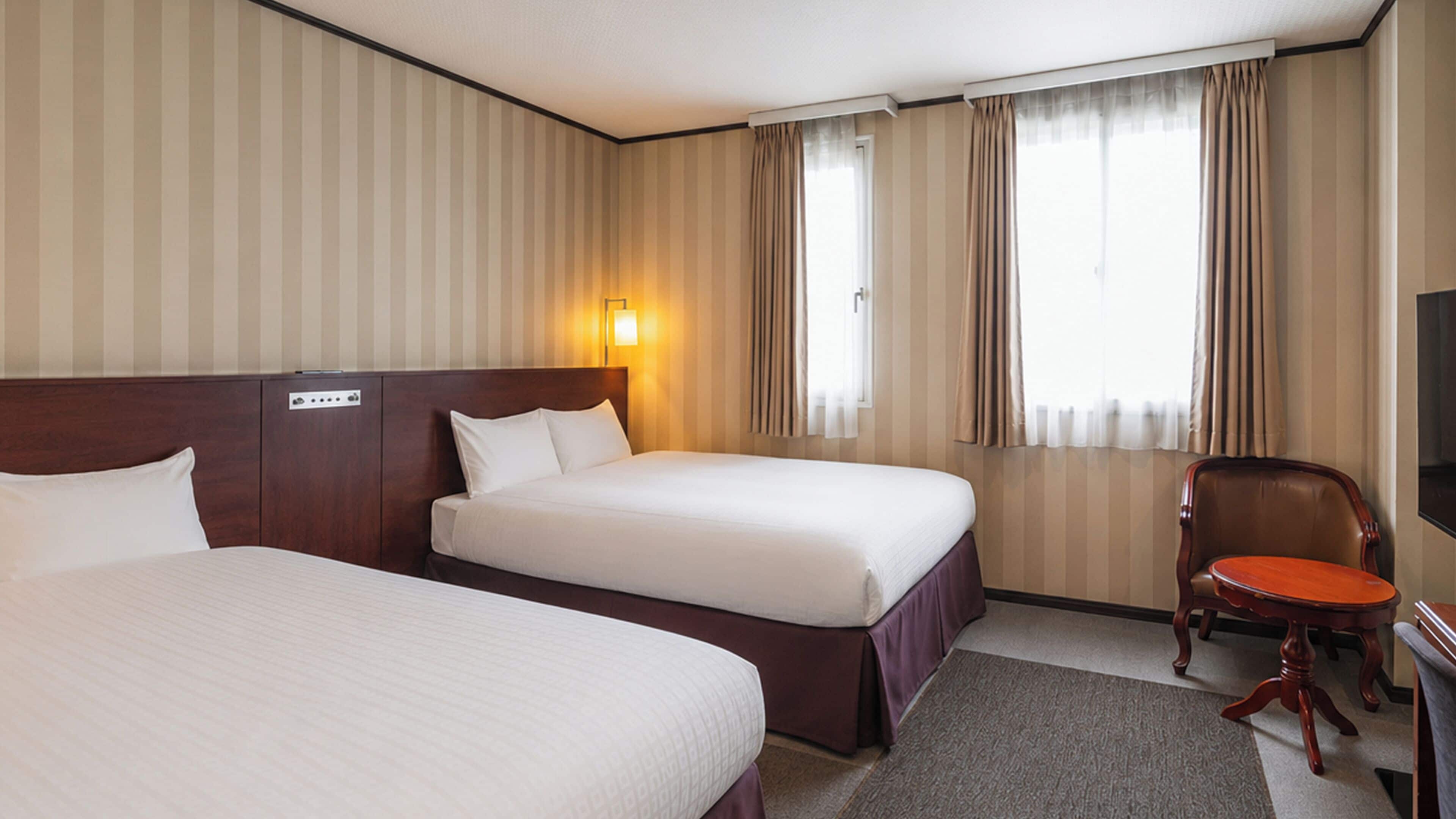 Standaard Twin kamer, niet-roken | Pillowtop-bedden, een bureau, een laptopwerkplek