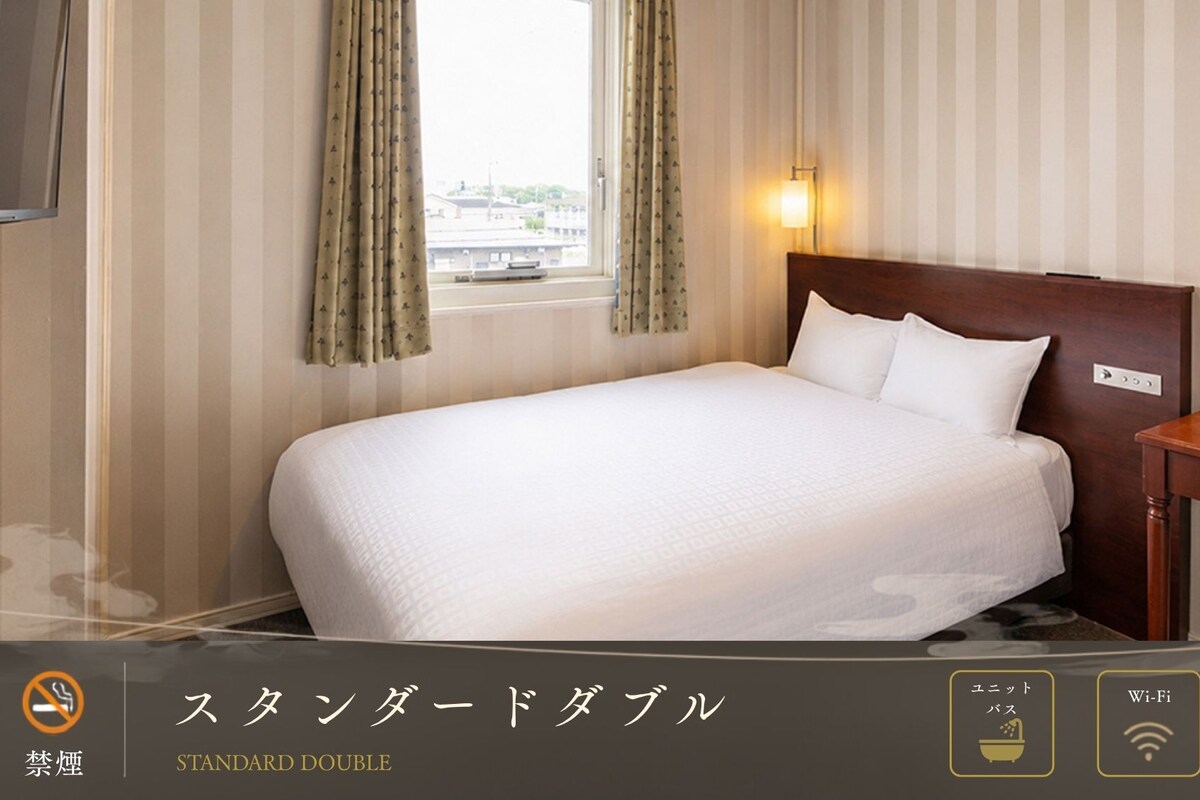 Pillowtop beds, desk, laptop workspace, blackout drapes