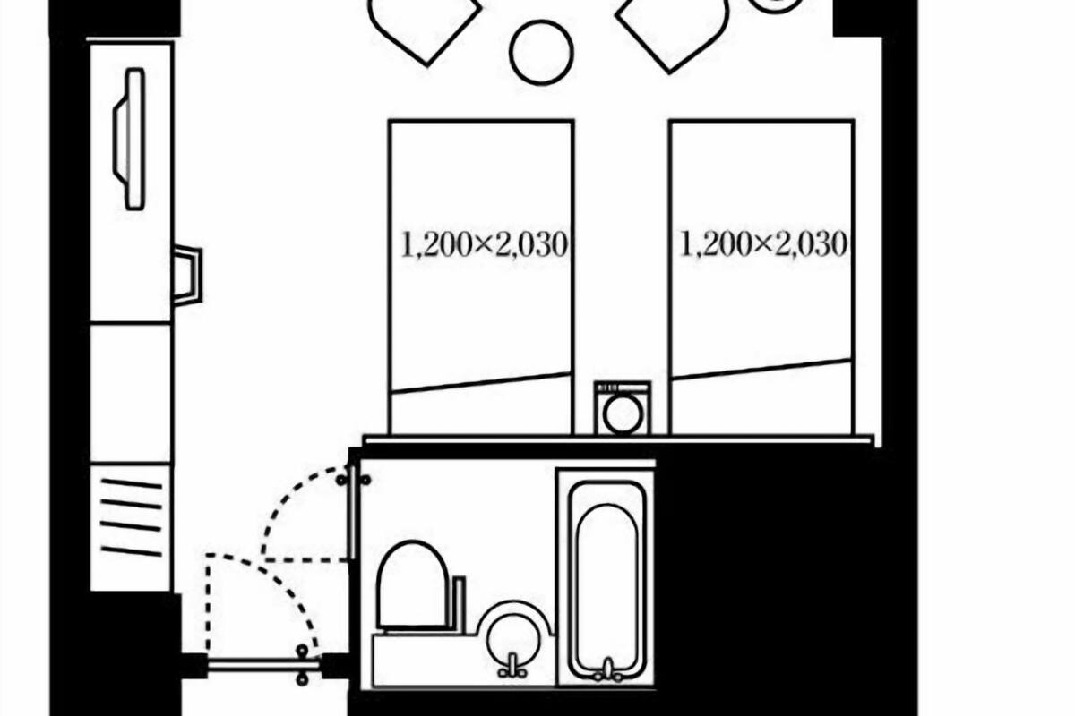 Indeling van een hotelkamer bestaande uit twee kamers van 1,200x2,030, een badkamer met douche, toilet en wastafel, en een kitchenette.